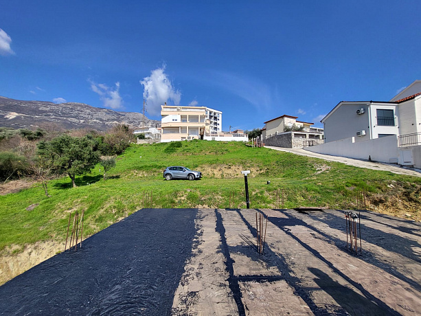 905m2 arsa ve çevredeki tepelerin ve denizin güzel panoramik manzarasına sahip 80 metrekarelik ev